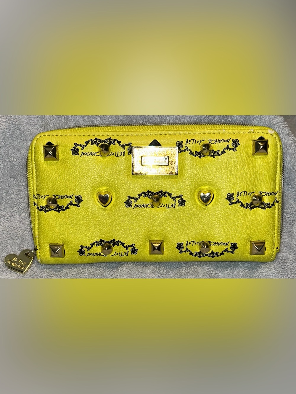 BETSEY JOHNSON NEON YELLOW WALLET/GOLD-TONE STUDDED ACCENTS W/ HEARTS/NWOT/EUC